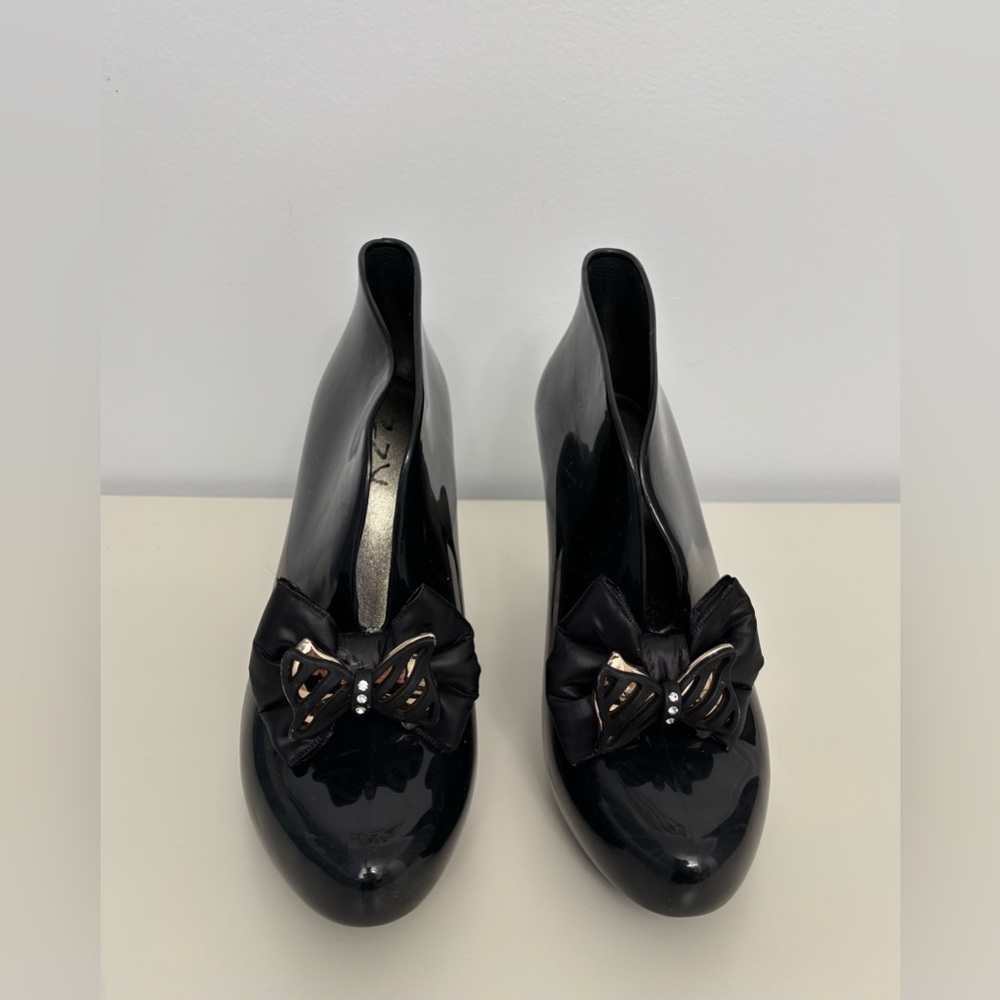 Like New Women’s Elegant Black Heeled DIZZY Black Rubber Bowed Rain Booties 8.5 - Picture 3 of 9